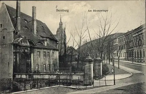 Ak Bernburg an der Saale, Am Bärenzwinger, Straßenpartie