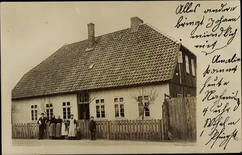 Foto Ak Eschwege an der Werra Hessen, Personen vor einem Wohnhaus