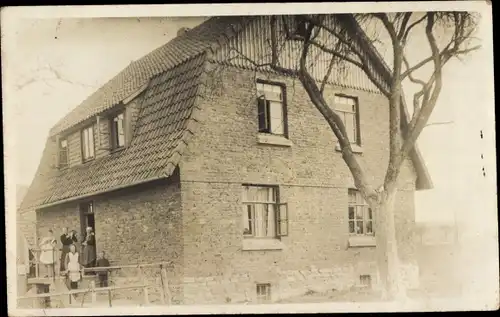 Foto Ak Seesen am Harz, Anwohner vor einem Wohnhaus