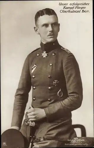 Ak Deutscher Kampfflieger Oberleutnant Berr, Uniform, Orden, Sanke 425