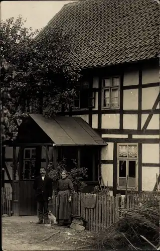 Foto Ak Opperhausen Kreiensen Einbeck in Niedersachsen, Paar vor einem Wohnhaus