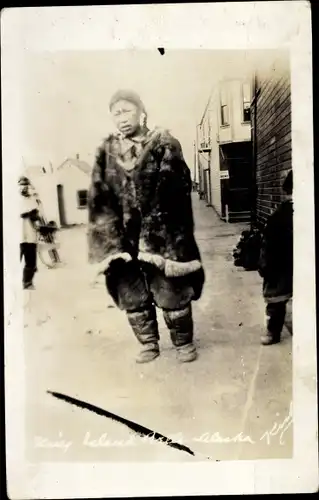Foto Ak Alaska USA, Frau in Pelzkleidung