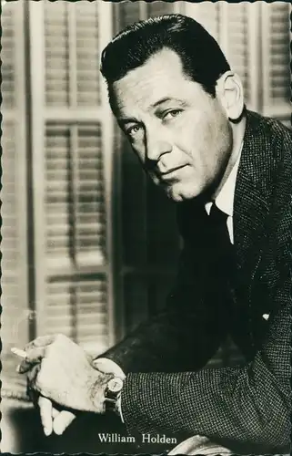 Ak Schauspieler William Holden, Portrait, Zigarette