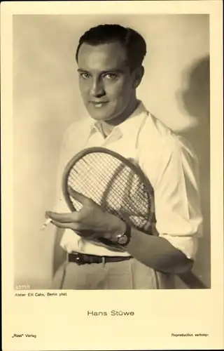 Ak Schauspieler Hans Stüwe, Portrait mit Tennisschläger, Zigarette