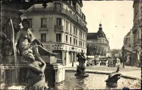 Ak Troyes Aube, Brunnen, Rue de la Republique