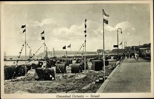 Ak Ostseebad Grömitz in Holstein, Strandleben, Fahnen