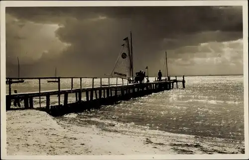 Ak Ostseebad Grömitz in Holstein, Bootssteg, Segelboot