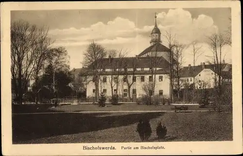 Ak Bischofswerda im Kreis Bautzen, Partie am Bischofsplatz, Kirche