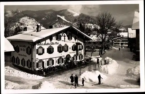 Ak Oberammergau in Oberbayern, Dorfplatz mit Hotel Alte Post, Winter