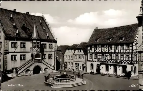 Ak Volkach am Main Unterfranken, Gasthof zum Lamm, Platz, Brunnen