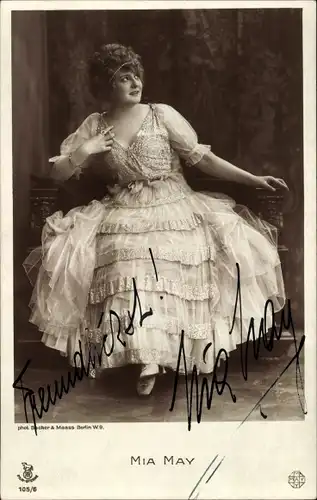 Ak Schauspielerin Mia May, Portrait im Rüschenkleid, Autogramm