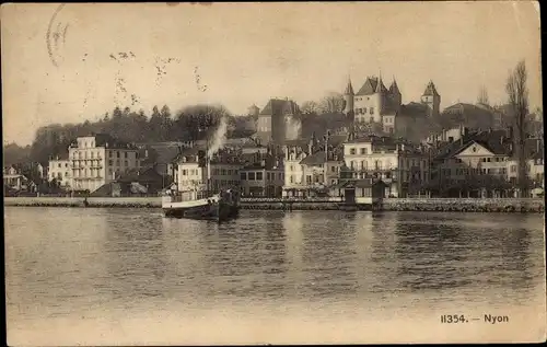 Ak Nyon Kanton Waadt, Stadt vom Wasser aus gesehen
