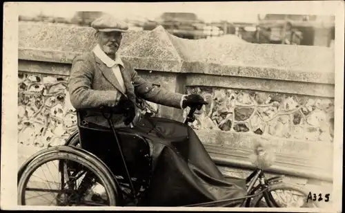 Ak Mann in einem handbetriebenen Dreirad-Rollstuhl
