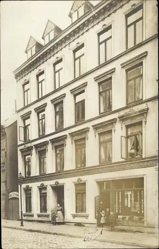 Foto Ak Kiel, Wohnhaus, Bewohner, Straßenpartie