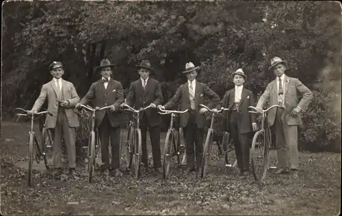 Foto Ak Junge Männer mit Fahrrädern, Gruppenbild, Juni 1922