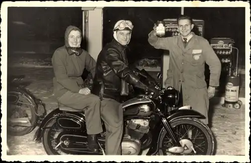 Foto Ak Cremlingen, NSU Behrens, Einweihung 1955, Tankstelle, Paar auf Motorrad