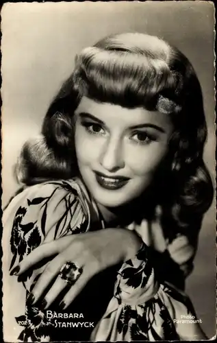 Ak Schauspielerin Barbara Stanwyck, Portrait