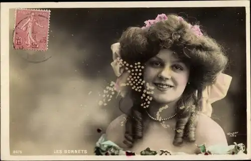Ak Schauspielerin Les Bonnets, Portrait
