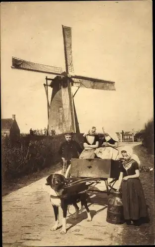 Ak Walcheren Zeeland, Walchersche Hundekarren an der Windmühle, Kinder in Tracht