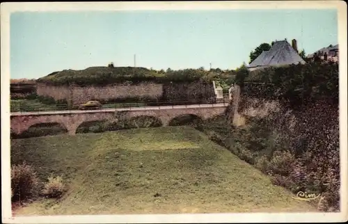 Ak Rocroi Ardennes, Stadtmauern, Brücke