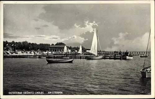 Ak Ostseebad Grömitz in Holstein, Strand, Strandhalle, Segelboot, Seebrücke