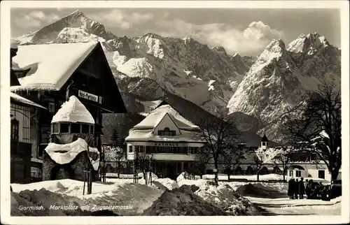 Ak Garmisch Partenkirchen in Oberbayern, Marktplatz mit Zugspitzmassiv, Winter