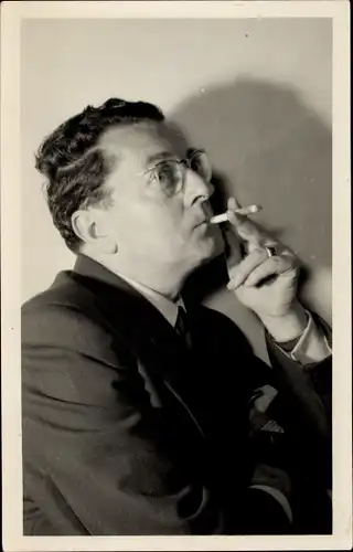 Foto Ak Portrait eines Schauspielers, Zigarette, Autogramm