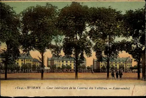 Ak Worms in Rheinland Pfalz, Innenhof der Vallierès-Kaserne