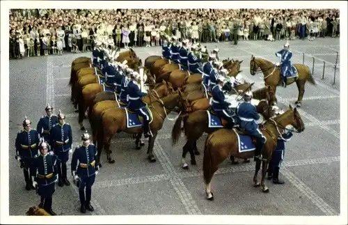 Ak Stockholm Schweden, Königliches Schloss, Wachablösung