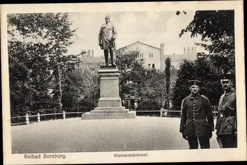 Ak Bernburg an der Saale, Bismarck-Denkmal, Soldaten