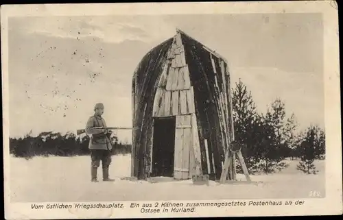 Ak Kurland Lettland, östlicher Kriegsschauplatz, Ostsee, Postenhaus aus zwei Kähnen, 1. WK