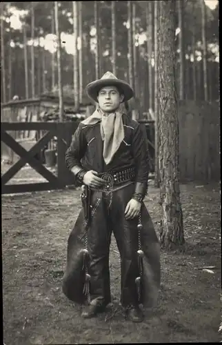 Foto Ak Mann als Cowboy kostümiert, Standportrait, Onkel Kurt