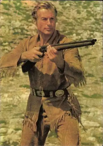 Ak Schauspieler Lex Barker, Portrait als Old Shatterhand mit Gewehr