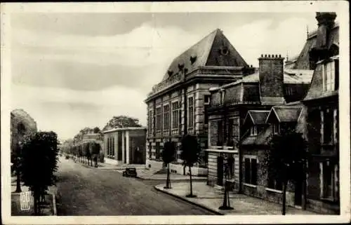 Ak Chauny Aisne, Boulevard Gambetta, Straßenpartie im Ort, Häuser, Auto