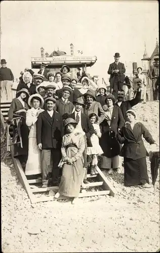 Foto Ak Ault Somme, Strand, Touristen, Urlauber, Gruppenbild