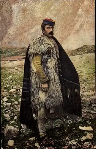 Ak Montenegro, Mann in Volkstracht, Fellmantel