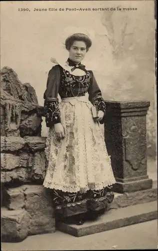 Ak Jeune fille de Pont Aven sortant de la Messe, Mädchen in Tracht, Bretagne