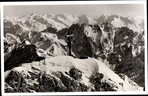 Ak Zugspitze, Zugspitzbahn, Blick von der Gipfelstation, Ostgipfel, Stubaier Berge, Kreuz