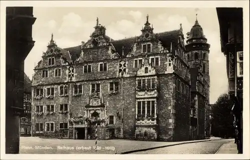 Ak Hann. Münden, Blick auf das Rathaus, Straßenpartie, Fassade, Fenster