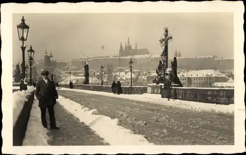 Ak Praha Prag Tschechien, Partie auf der Brücke im Winter