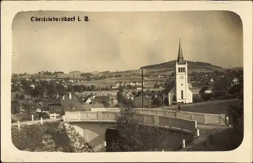 Foto Ak Oberfriedersdorf Neusalza Spremberg in Sachsen, Gesamtansicht, Kirche, Brücke