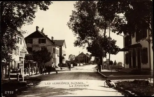 Ak Les Verrières Kanton Neuenburg, Grenze, Straßenpartie