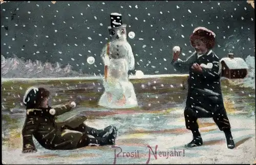 Ak Glückwunsch Neujahr, Kinder bei einer Schneeballschlacht, Schneemann