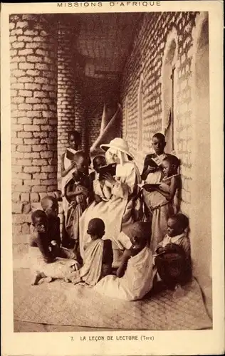 Ak Missions d'Afrique, La Lecon de Lecture, Missionarin, Unterricht