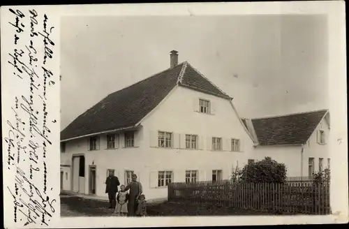 Foto Ak Kronburg Unterallgäu, Anwohner vor einem Wohnhaus