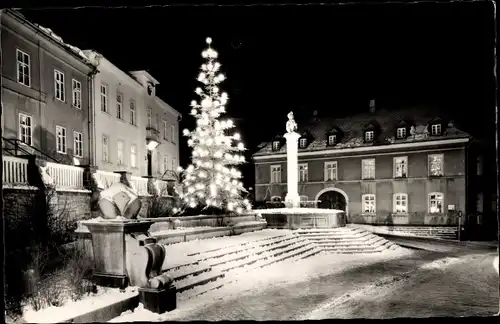 Foto Ak Helmbrechts in Oberfranken, Stadtansicht, Amtsgebäude, Tannenbaum