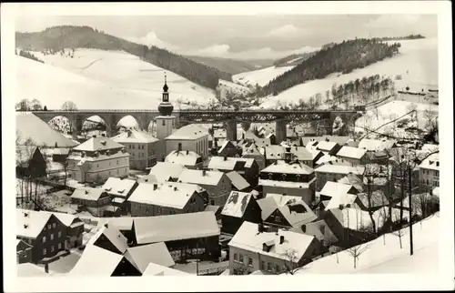 Ak Ludwigsstadt im Frankenwald, Blick über den verschneiten Ort, Winteransicht