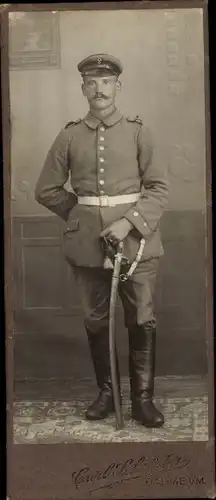 CdV Dahme in der Mark, Deutscher Soldat in Uniform, Degen, Standportrait