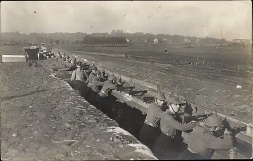 Foto Ak Braunschweig in Niedersachsen, Feldstellung, Großer Exerzierplatz, Schützengraben