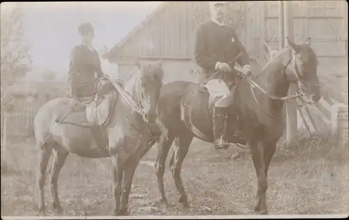Foto Ak Swetlogorsk Rauschen Ostpreußen, Mann unf Frau auf Pferden, Guts Rauschen 1914